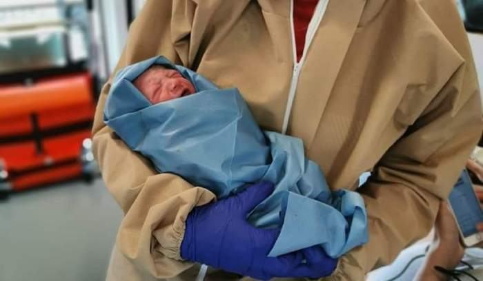 O femeie din Satu Mare a nascut in ambulanta, iar medicii au inregistrat alta mama pe certificatul de nastere